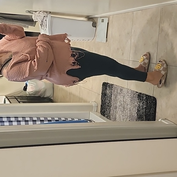 Distressed mauve top - Picture 2 of 8